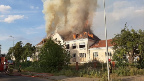 Zapaliło się na poddaszu okazałego budynku, który od wielu lat jest pustostanem. Ogień szybko przeniósł się na konstrukcję całego dachu/fot. Bydgoszcz 998