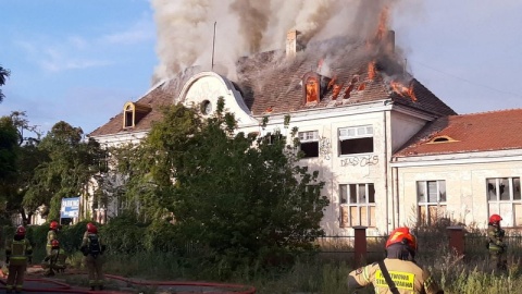 Zapaliło się na poddaszu okazałego budynku, który od wielu lat jest pustostanem. Ogień szybko przeniósł się na konstrukcję całego dachu/fot. Bydgoszcz 998