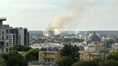 Zapaliło się na poddaszu okazałego budynku, który od wielu lat jest pustostanem. Ogień szybko przeniósł się na konstrukcję całego dachu/fot. Bydgoszcz 998