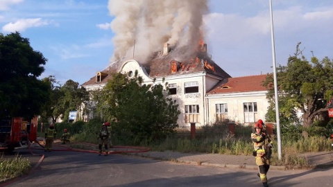 Zapaliło się na poddaszu okazałego budynku, który od wielu lat jest pustostanem. Ogień szybko przeniósł się na konstrukcję całego dachu/fot. Bydgoszcz 998