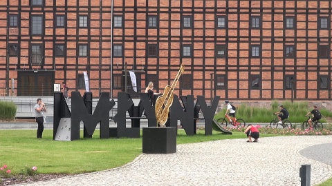 Napis „Młyny" przed Młynami Rothera, to, dla dzieci zabawka, a dla dorosłych ciekawa instalacja młodych architektów (jw)