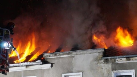 Mężczyzna w wieku około 40 lat zginął w pożarze kamienicy w Nakle nad Notecią . Ogień gaszono całą noc/fot. OSP Potulice Facebook