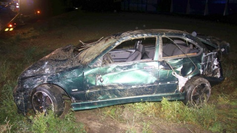 Radziejowscy policjanci wyjaśniają okoliczności wypadku drogowego w gminie Topólka. Po dachowaniu auta, zginął 23-letni kierowca pojazdu, a 16-letnia pasażerka trafiła do szpitala/fot. KPP Radziejów