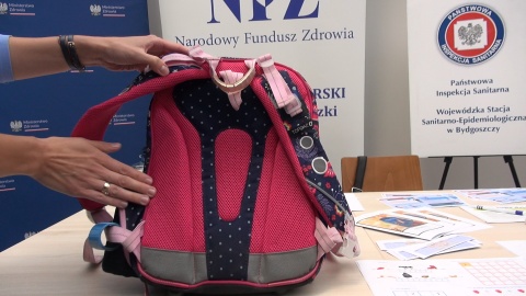 Plecak dla ucznia prezentują Karina Kawecka i Marta Myśliwiec z Sanepidu w Bydgoszczy (jw)