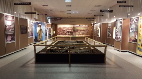 Muzeum obok osady z eksponatami z wykopalisk/fot. Przemek Pietrak - https://globalquiz.org/en/quiz-image/biskupin-museum/, CC BY 3.0, https://commons.wikimedia.org/w/index.php?curid=45213412