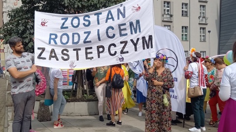 Ulicami Bydgoszczy przeszedł w czwartek korowód, którego celem była promocja rodzicielstwa zastępczego/fot. Tatiana Adonis