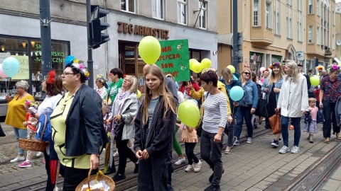 Ulicami Bydgoszczy przeszedł w czwartek korowód, którego celem była promocja rodzicielstwa zastępczego/fot. Tatiana Adonis