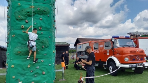 W podbydgoskim Łochowie odbył się Charytatywny Turniej Piłki Nożnej połączony z piknikiem rodzinnym. Mieszkańcy i kibice nie zawiedli a zawodnicy dali z siebie 100 procent. Wszystko po, to by zebrać pieniądze i wesprzeć walczącego z nowotworem Wiktora i zmagającego się z porażeniem mózgowym Jakuba/fot. Tatiana Adonis