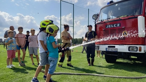 W podbydgoskim Łochowie odbył się Charytatywny Turniej Piłki Nożnej połączony z piknikiem rodzinnym. Mieszkańcy i kibice nie zawiedli a zawodnicy dali z siebie 100 procent. Wszystko po, to by zebrać pieniądze i wesprzeć walczącego z nowotworem Wiktora i zmagającego się z porażeniem mózgowym Jakuba/fot. Tatiana Adonis