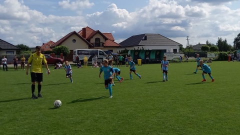 W podbydgoskim Łochowie odbył się Charytatywny Turniej Piłki Nożnej połączony z piknikiem rodzinnym. Mieszkańcy i kibice nie zawiedli a zawodnicy dali z siebie 100 procent. Wszystko po, to by zebrać pieniądze i wesprzeć walczącego z nowotworem Wiktora i zmagającego się z porażeniem mózgowym Jakuba/fot. Tatiana Adonis