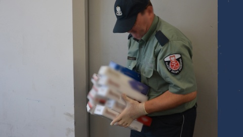 Funkcjonariusze Służby Celno-Skarbowej z Torunia przejęli ponad 21 tysięcy sztuk papierosów bez akcyzy. Były ukryte na bazarze miejskim w Płocku, w pawilonie z odzieżą/fot. kujawsko-pomorskie.kas.gov.pl