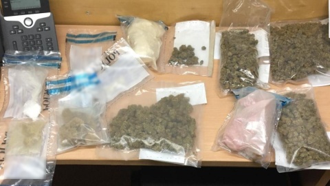 Zabronione substancje policjanci znaleźli podczas przeszukania mieszkania/fot. materiały policji