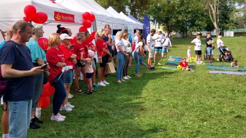 Na starcie charytatywnego biegu stanęło około 60 osób, w różnym wieku i odmiennym doświadczeniem biegowym. Jednak wszystkich połączyła chęć pomocy/fot: Elżbieta Rupniewska