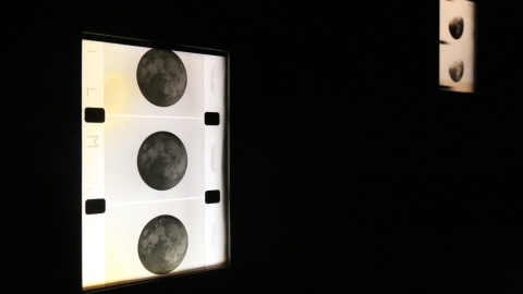 „Moon Landing” to nowa wystawa prezentowana w Galerii Sztuki Współczesnej Wozownia w Toruniu. Ekspozycja nawiązuje do lądowania człowieka na Księżycu. Jest także efektem osobistych zainteresowań autorki Justyny Olszewskiej, która będąc artystką zaczęła studiować astronomię/fot. Natalia Cieślak/Wozownia