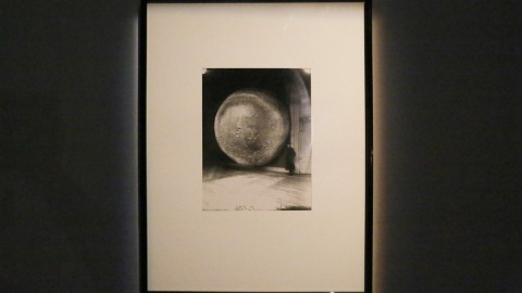 „Moon Landing” to nowa wystawa prezentowana w Galerii Sztuki Współczesnej Wozownia w Toruniu. Ekspozycja nawiązuje do lądowania człowieka na Księżycu. Jest także efektem osobistych zainteresowań autorki Justyny Olszewskiej, która będąc artystką zaczęła studiować astronomię/fot. Natalia Cieślak/Wozownia