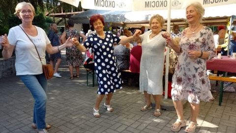 Dobra zabawa towarzyszyła uczestnikom Dziennych Domów Pobytu i Pomocy Społecznej w Toruniu. W Forcie IV z okazji zakończenia lata miasto przygotowało dla seniorów spotkanie integracyjne/fot. Michał Zaręba