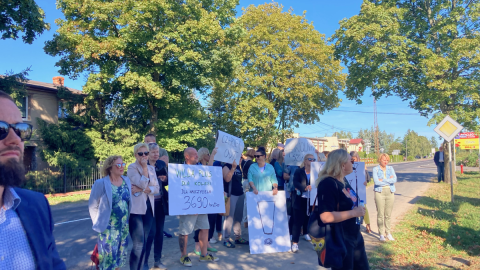 Przed szkołę przyszli protestujący – m.in. nauczyciele ze szkół w Chełmnie, którzy mieli ze sobą transparenty wyrażające sprzeciw wobec polityki szefa resortu edukacji/fot. Elżbieta Rupniewska