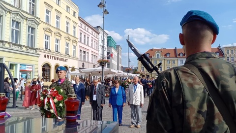 Uczestnicy bydgoskich obchodów 84. rocznicy radzieckiej napaści na Polskę wzięli udział w mszy świętej i uroczystości na Starym Rynku/fot: Tatiana Adonis