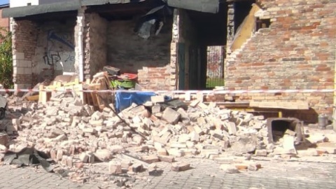 Na ul. Średniej w Inowrocławiu zawaliła się ściana jednego z budynków gospodarczych/fot. kpt. Michał Kubiak, Komenda Powiatowa Państwowej Straży Pożarnej w Inowrocławiu, Facebook
