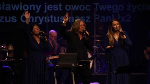 Koncert pt. „Święty Jan Paweł II – Papież Wolności” zgromadził we włocławskim Teatrze Impresaryjnym około 300 osób/fot: nadesłane/Joanna Chęcińska