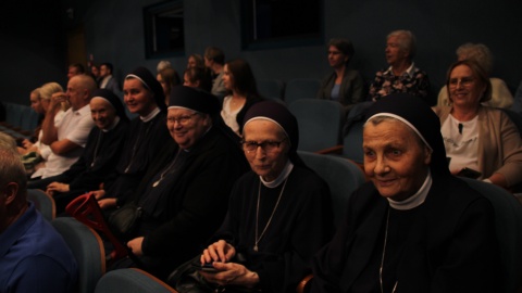 Koncert pt. „Święty Jan Paweł II – Papież Wolności” zgromadził we włocławskim Teatrze Impresaryjnym około 300 osób/fot: nadesłane/Joanna Chęcińska