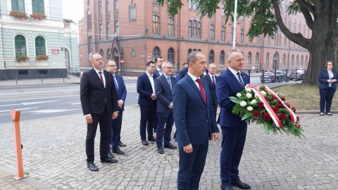 Złożenie kwiatów pod tablicą na budynku urzędu wojewódzkiego w Bydgoszczy/fot. Jolanta Fischer