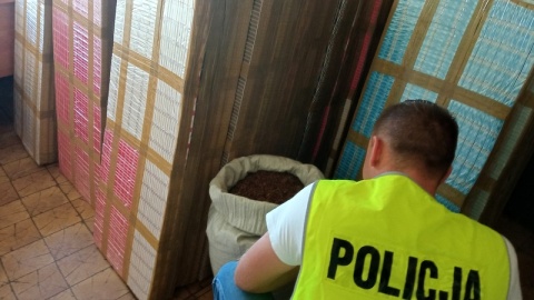 Mundurowi znaleźli w aucie 30 tys. paczek papierosów i prawie 15 kilogramów „trefnej” krajanki tytoniowej/fot. Policja