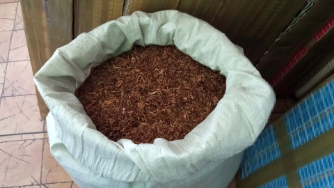 Mundurowi znaleźli w aucie 30 tys. paczek papierosów i prawie 15 kilogramów „trefnej” krajanki tytoniowej/fot. Policja