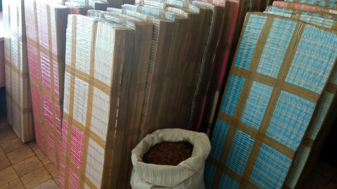 Mundurowi znaleźli w aucie 30 tys. paczek papierosów i prawie 15 kilogramów „trefnej” krajanki tytoniowej/fot. Policja