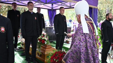 Rodzina, blisko 150 kapłanów i bydgoscy wierni wzięli udział w pogrzebie ks. prałata Bronisława Kaczmarka/fot: Facebook/Diecezja Bydgoska/Marcin Jarzembowski