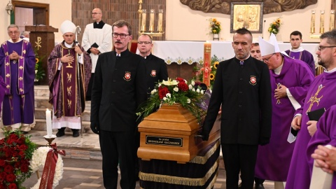 Rodzina, blisko 150 kapłanów i bydgoscy wierni wzięli udział w pogrzebie ks. prałata Bronisława Kaczmarka/fot: Facebook/Diecezja Bydgoska/Marcin Jarzembowski