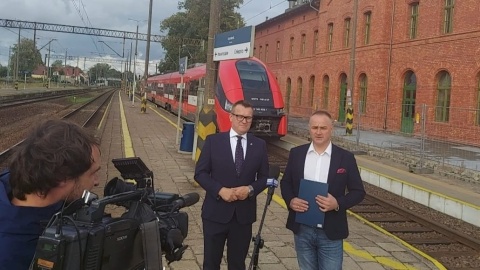 Konferencja prasowa na dworcu w Mogilnie. Od lewej: Marcin Wroński - zastępca dyrektora generalnego KOWR, kandydat w wyborach do Sejmu oraz Rafał Zgorzelski, wiceprezes PKP