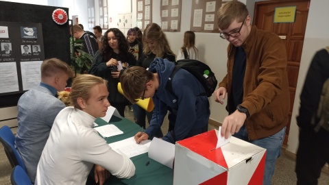 Uczniowie z IV Liceum Ogólnokształcącego w Toruniu przeprowadzili symulację wyborów. Tym samym chcą do zagłosowania 15 października/fot: Monika Kaczyńska