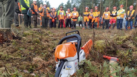 W Tleniu w Borach Tucholskich trwa konferencja leśników pod tytułem „Profesjonalizm Drwala Gwarancją Bezpieczeństwa". Spotkanie połączone jest z zawodami drwali/fot. Marcin Doliński