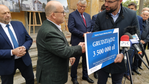 Przekazanie symbolicznego czeku na rewitalizację willi Victoriusa/fot. Marcin Doliński