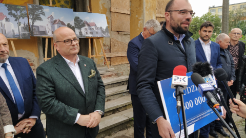 Przekazanie symbolicznego czeku na rewitalizację willi Victoriusa/fot. Marcin Doliński