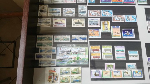 Inowrocławska biblioteka zaprezentowała kilkaset znaczków pocztowych z całego świata/fot: Marcin Glapiak