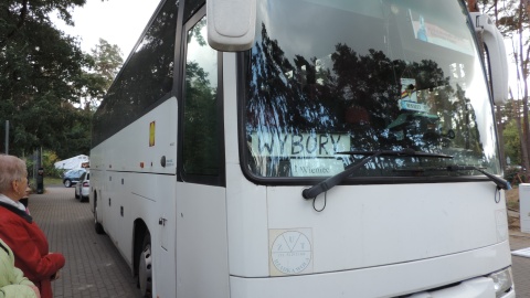 Autokar wiozący kuracjuszy z sanatorium w Wieńcu-Zdrój na wybory/fot. Marek Ledwosiński