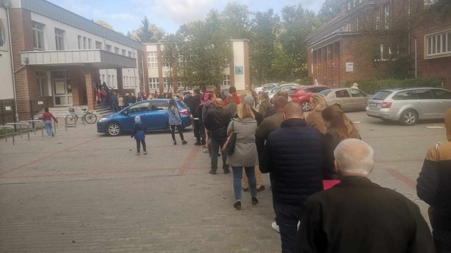 Kolejki przed lokalami wyborczymi w Toruniu. W niektórych trzeba było użyć kart z rezerwy