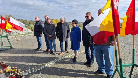 Działacze „Solidarności” złożyli kwiaty na włocławskiej zaporze, upamiętniając męczeńską śmierć błogosławionego księdza Jerzego Popiełuszki/Joanna Borowiak Poseł na Sejm, Facebook
