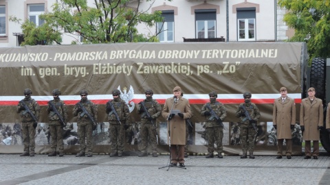 Uroczystość złożenia przysięgi przez nowych żołnierzy WOT odbyła się na Zielonym Rynku we Włocławku/fot. Marek Ledwosiński