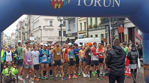 800 osób stanęło w niedzielę na starcie jubileuszowej, 40. edycji Maratonu Toruńskiego/fot. Monika Kaczyńska