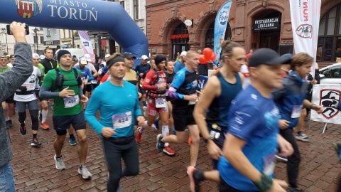 800 osób stanęło w niedzielę na starcie jubileuszowej, 40. edycji Maratonu Toruńskiego/fot. Monika Kaczyńska