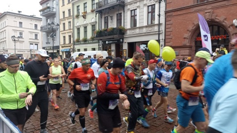 800 osób stanęło w niedzielę na starcie jubileuszowej, 40. edycji Maratonu Toruńskiego/fot. Monika Kaczyńska