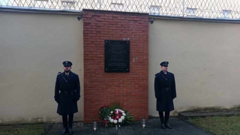 Obchody 84. rocznicy „Krwawej Niedzieli” pod murem inowrocławskiego więzienia/fot. Marcin Glapiak