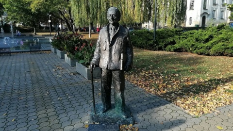Rzeźba Andrzeja Szwalbego przed Filharmonią Pomorską, Michał Kubiak stworzył ją już po śmierci dyrektora/fot. mg