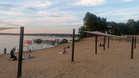Zmodernizowana plaża w Pieczyskach - nowy pomost to kolejny etap inwestycji/fot. mg