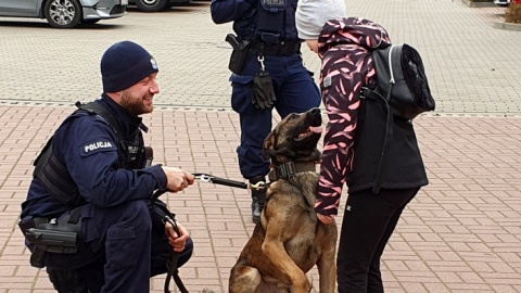 Uczniowie klasy czwartej ze Szkoły Podstawowej nr 17 w Bydgoszczy odwiedzili komisariat w śródmieściu/fot. materiały policji
