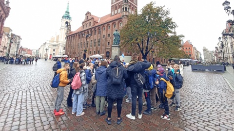 Przedszkolaki, młodzież i dorośli wspólnie świętowali 170-lecie pomnika Kopernika w Toruniu/fot: Monika Kaczyńska