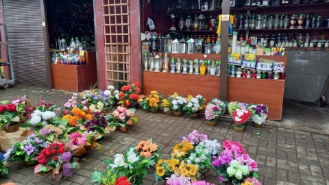 Na cmentarzach ruch już jest spory. Ludzie sprzątają, robią zakupy /fot. Agata Raczek